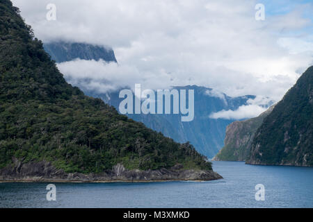 La crociera attraverso il Milford Sound Nuova Zelanda Foto Stock
