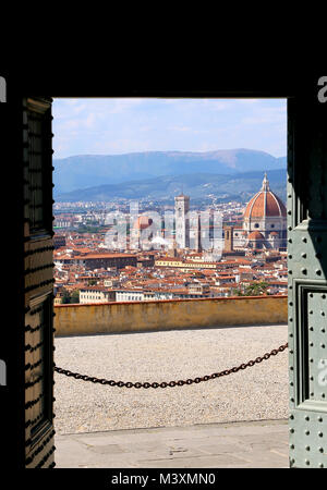 Vista di Firenze in Italia da un cancello aperto di una chiesa sulla collina Foto Stock