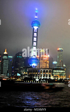 Lo skyline di Pudong di notte con il Pearl Tower, Shanghai, Cina Foto Stock