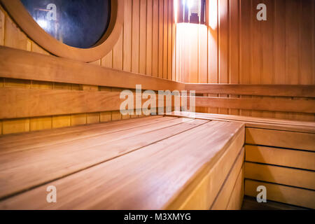 Russo in legno bathhouse sauna panchine in ospedale sala ricreativa, rilassante piacere a Bath-house attrezzature, finlandese il vapore caldo concetto Foto Stock