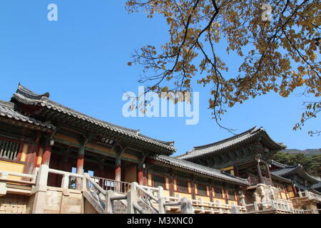 Il Yeonhwagyo (Lotus Flower Bridge) e Chilbogyo (sette tesori Bridge) sono una coppia di ponti che conducono a Anyangmun (migliorando la pace porta) di Bulguksa Foto Stock