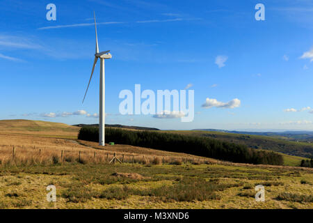 Turbina eolica a Pant Y Wal wind farm Ogmore Vale, Bridgend South Wales UK. Mostra una singola turbina contro un cielo blu con nuvole. Foto Stock