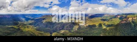 Antenna di ampio panorama delle maestose Montagne Blu il Grand Canyon su un soleggiato estate luminoso giorno da tre sorelle landmark rocce di arenaria per montare Sol Foto Stock