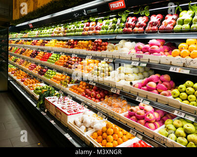 Vari tipi di frutta vengono visualizzati su un ripiano per la vendita Foto Stock