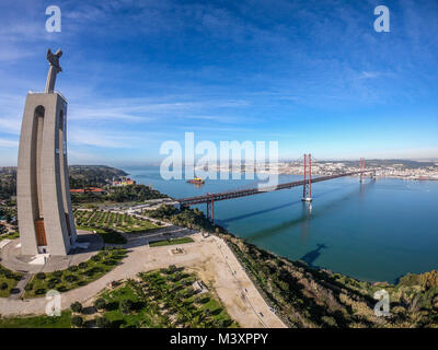 Vista aerea del famoso Cristo Rei e Ponte 25 de Abril dal lato sud di Lisboa, Portogallo Foto Stock