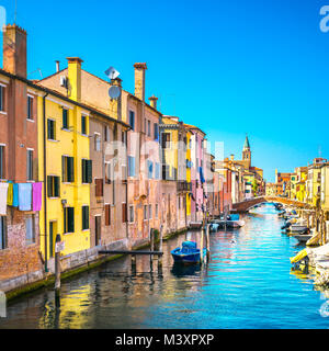 La città di Chioggia in laguna veneziana, acqua canal e chiesa. Veneto, Italia, Europa Foto Stock