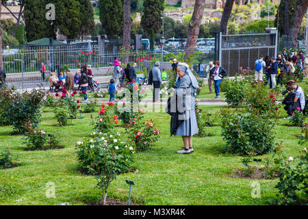 Roma, Italia - 22 Aprile 2017 : la famosa Municipal Rose Garden sul colle Aventino nel centro di Roma. È aperto durante i mesi primaverili ed estivi e Foto Stock