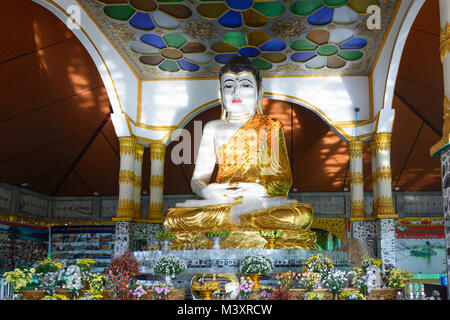 Hpa-An: immagine di Buddha nel tempio di Kyauk Kalap monastero Buddista, , Kayin (Karen) Stato, Myanmar (Birmania) Foto Stock