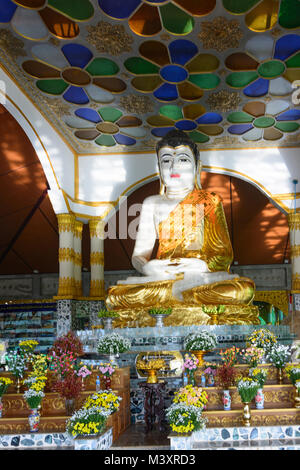 Hpa-An: immagine di Buddha nel tempio di Kyauk Kalap monastero Buddista, , Kayin (Karen) Stato, Myanmar (Birmania) Foto Stock