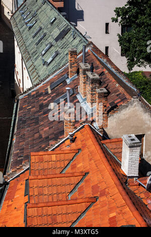 In piastrelle tradizionali tetti delle case con camini, vecchi tetti della città nella città di Bratislava, Slovacchia, Europa Foto Stock