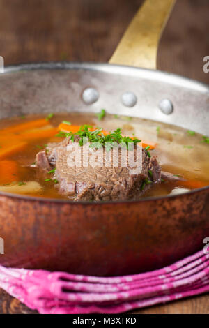 Tafelspitz carne in una zuppa di pentola Foto Stock