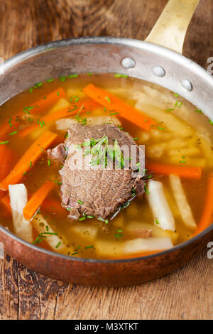 Tafelspitz carne in una zuppa di pentola Foto Stock