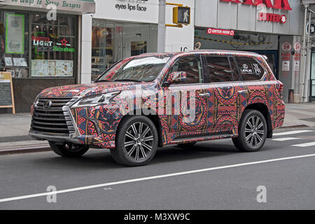 Un colorato SUV promuovere Lexus, la Settimana della Moda di New York e il film Black Panther. A Broadway nel Greenwich Village di New York City. Foto Stock