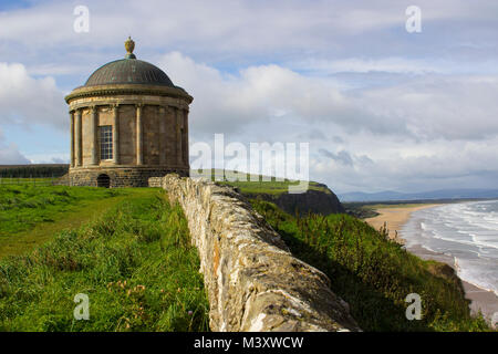 L'antica Mussenden Temple Monumento sul bordo di una scogliera che si affaccia sulla spiaggia di discesa nella Contea di Londonderry Irlanda del Nord Foto Stock