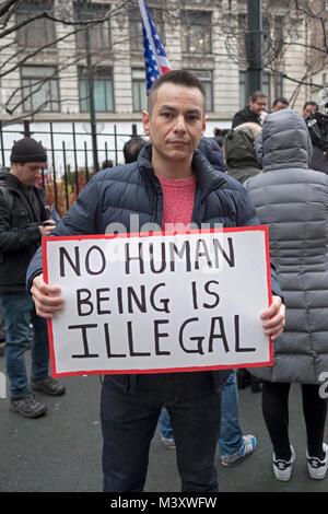 Un Americano ispanico uomo tenendo un cartello contro la deportazione in un pro immigrazione ant-Trump al Rally di Herald Square a Manhattan, New York City. Foto Stock