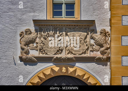 Stemmi oltre il cancello a Schloss Colditz, castello rinascimentale, durante la seconda guerra mondiale-ser POW la prigione, Colditz, Bassa Sassonia, Germania Foto Stock