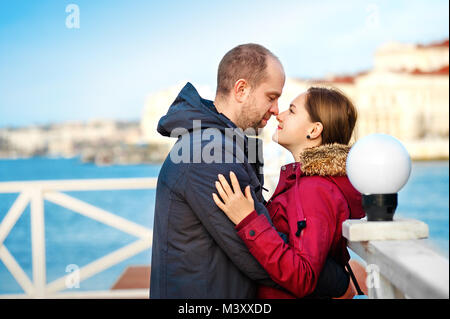 Vacanze invernali, amore, romanticismo e concetto di persone - sorridenti coppia giovane costeggiata all'aperto