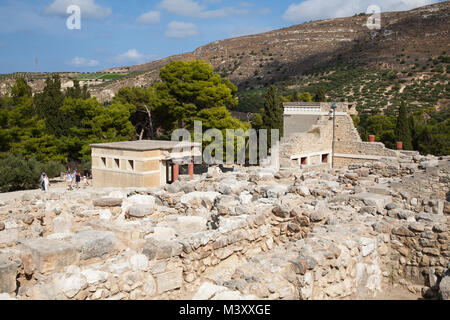 Visualizzare con il sale del bacino lustrale e Nord pilastro hall, il palazzo di Cnosso sito archeologico, Creta, Grecia, Europa Foto Stock