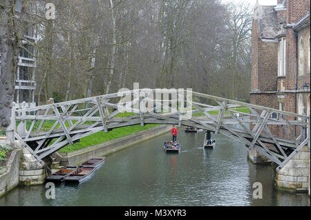 Ponte matematico denominato anche ponte di legno costruito nel 1749 e sterline sul fiume Cam in centro storico di Cambridge, Cambridgeshire, England, Regno Ki Foto Stock