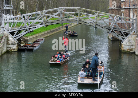 Ponte matematico denominato anche ponte di legno costruito nel 1749 e sterline sul fiume Cam in centro storico di Cambridge, Cambridgeshire, England, Regno Ki Foto Stock