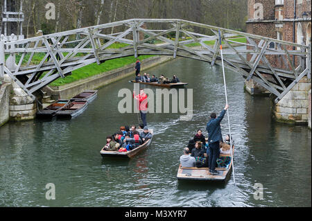 Ponte matematico denominato anche ponte di legno costruito nel 1749 e sterline sul fiume Cam in centro storico di Cambridge, Cambridgeshire, England, Regno Ki Foto Stock