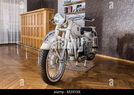 Lucni Bouda, Czech Rep - Febbraio 8, 2018. White BMW R71 1939. Motobike storico BMW R71, Bayerische Motoren-Werke AG München. La moto è in Foto Stock