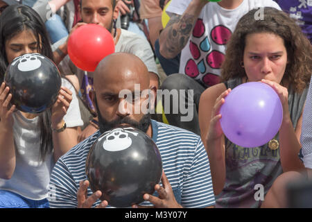 La gente di inalare il protossido di azoto (gas esilarante) da palloncini  in piazza del Parlamento in una massa inalazione protestare contro la  proposta di divieto generalizzato di sostanze psicoattive Foto stock 