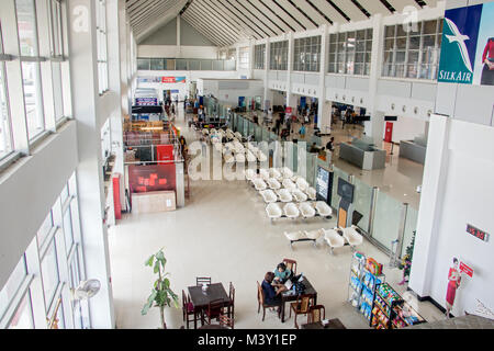 LUANG Prabang, Laos, 30 maggio 2017, il Luang Prabang aeroporto internazionale - sala partenze, Laos. Atrio Interno al terminal aeroportuale Luangprabang Foto Stock