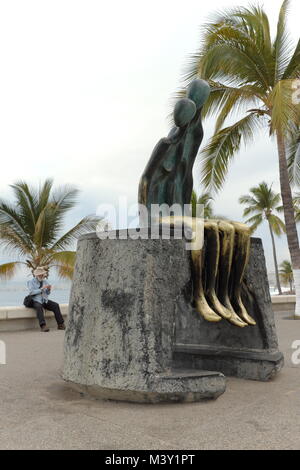 La nostalgia è un'iconica rappresentazione in bronzo di una coppia che guarda al mare lungo il malecon a Puerto Vallarta, Messico Foto Stock