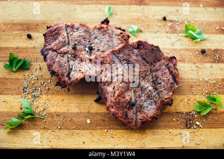 Frittura di bistecca alla griglia su scheda, yumy cibo cibo alla griglia Foto Stock