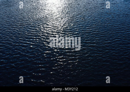 Acqua blu ,blue river, giornata soleggiata, riflessi sull'acqua Foto Stock