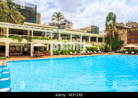 All'aperto di acqua blu piscina e bar a bordo piscina area dell'albergo di lusso a 5 stelle di Nairobi Serena Hotel, Nairobi, capitale del Kenya in una giornata di sole Foto Stock