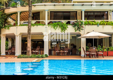 All'aperto di acqua blu piscina e bar a bordo piscina area dell'albergo di lusso a 5 stelle di Nairobi Serena Hotel, Nairobi, capitale del Kenya in una giornata di sole Foto Stock