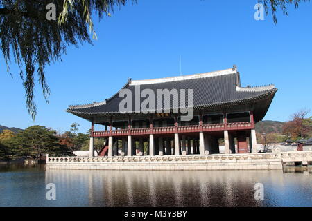 Padiglione Gyeonghoeru (Royal Sala Banchetti) con gli alberi come primo piano in giornata soleggiata, Corea del Sud Foto Stock