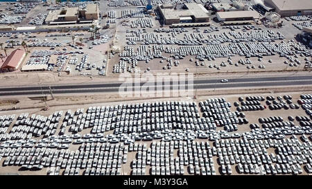 Nuove auto coperto di protezione fogli bianco parcheggiato in una piattaforma di contenimento - riprese aeree Foto Stock