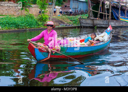 Cambogiani donna nel lago Tonle Sap Cambogia Foto Stock