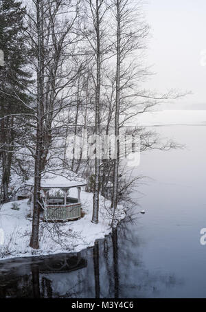 Visione idilliaca con cottage di legno e neve in inverno giorno in Finlandia Foto Stock