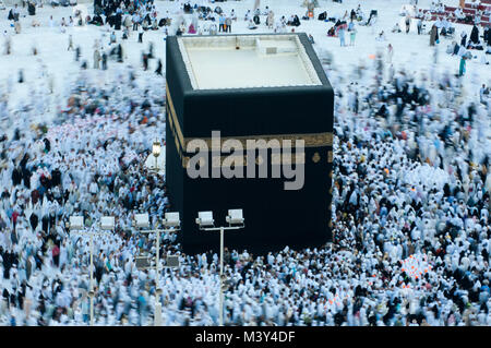 La preghiera e il Tawaf di musulmani AlKaaba intorno alla Mecca, Arabia Saudita, antenna vista superiore Foto Stock