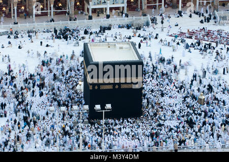 La preghiera e il Tawaf di musulmani AlKaaba intorno alla Mecca, Arabia Saudita, antenna vista superiore Foto Stock