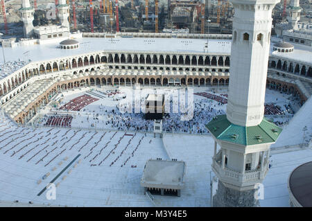 La preghiera e il Tawaf di musulmani AlKaaba intorno alla Mecca, Arabia Saudita, antenna vista superiore Foto Stock