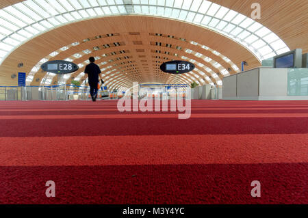 Area partenze internazionali, il Terminal 2E, dall'Aeroporto Charles de Gaulle di Parigi, Francia Foto Stock