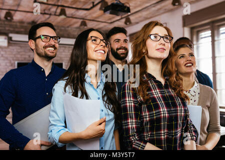 Gruppo di successo di giovani architetti in posa di office Foto Stock