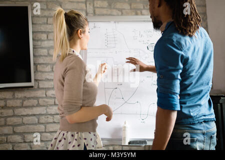 Foto di architetti che lavorano insieme in ufficio Foto Stock