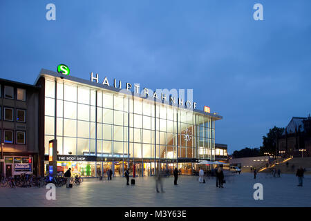 Vista notturna della stazione ferroviaria centrale di Colonia in Germania Foto Stock
