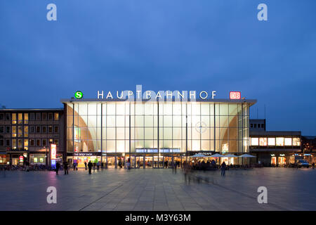 Vista notturna della stazione ferroviaria centrale di Colonia in Germania Foto Stock