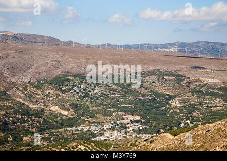 Vista con turbine eoliche, zona di Sitia, Creta, Grecia, Europa Foto Stock