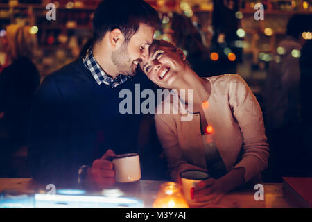 Coppia romantica dating in pub di notte Foto Stock