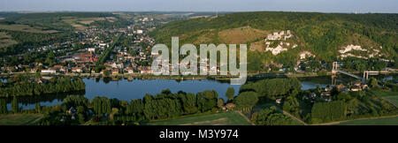 Francia, Eure, Les Andelys, Le Petit Andely, Senna, lo Chateau Gaillard (vista aerea) Foto Stock