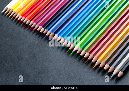 Serie di acquerelli colorati matite in legno, tavolozza professionale Foto Stock