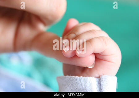 NEW BORN BABY LA MANO Foto Stock